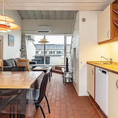 6 Person In Apartman